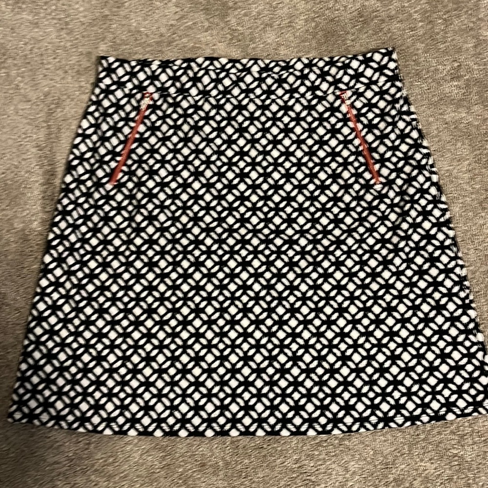 Great style skirt !   Quality fabric, not clingy.  Cute details.  Never worn.